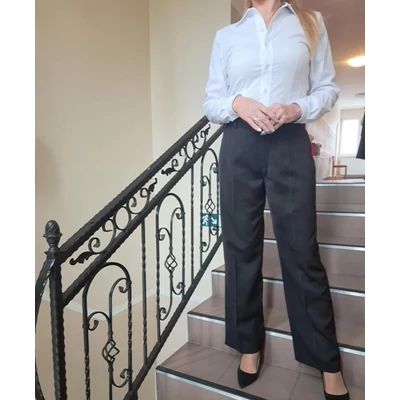 Élre vasalt elegáns fekete nadrág