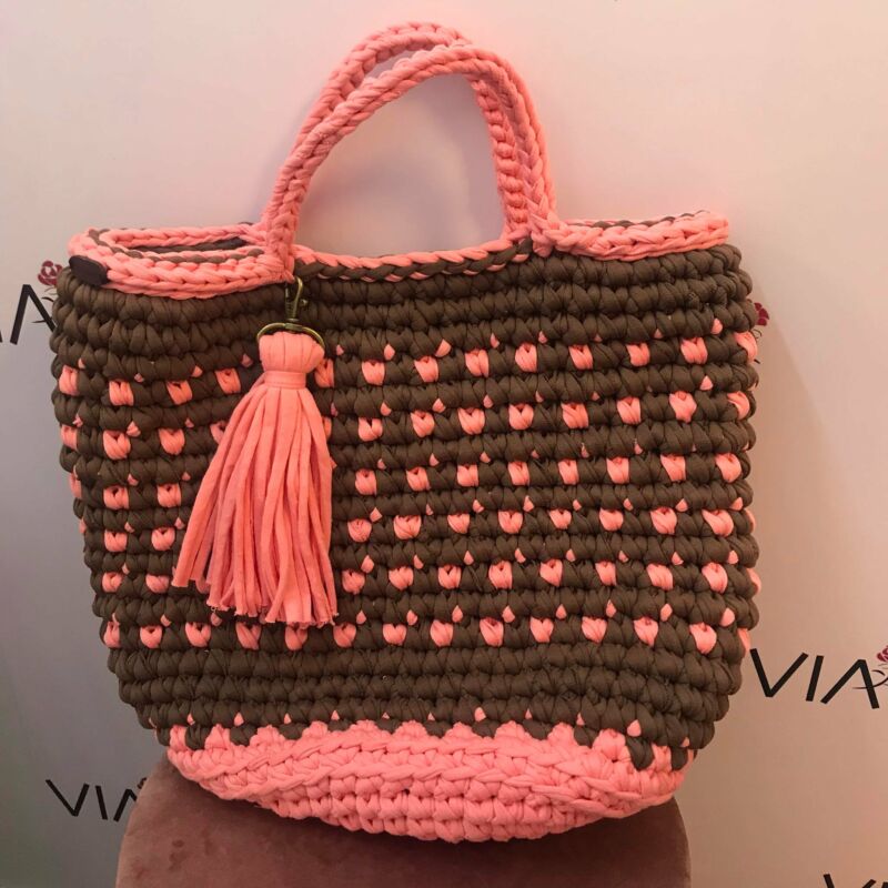 Kézzel készített rózsaszín-barna horgolt táska rojttal