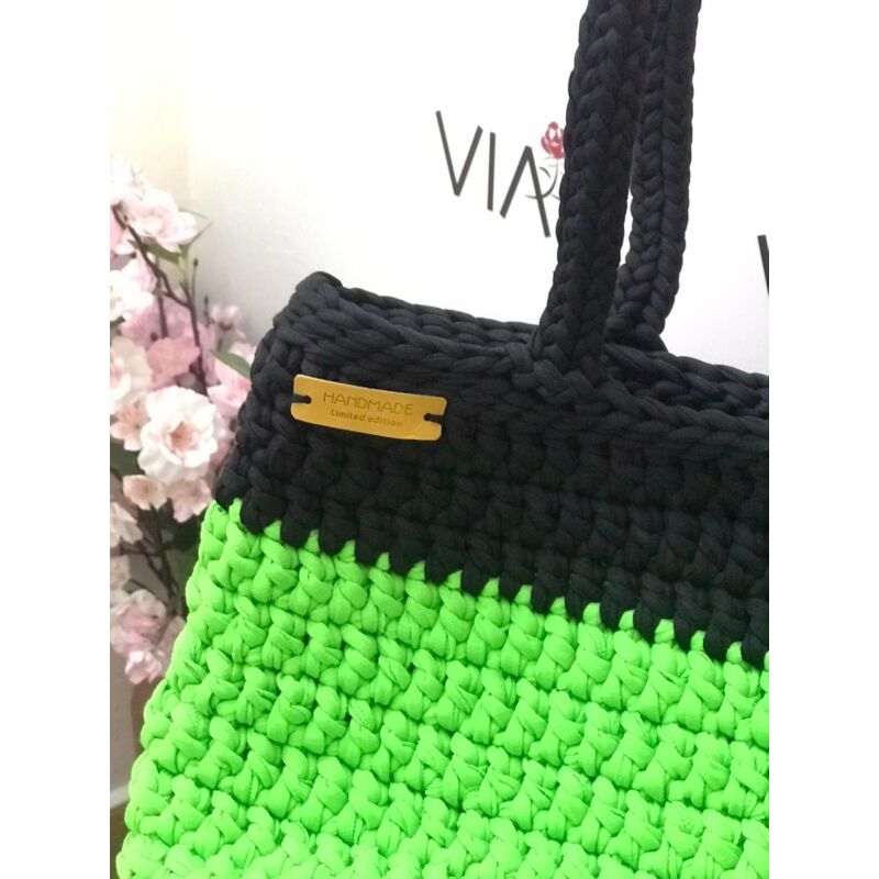 Kézzel készített fűzöld-fekete horgolt táska rojttal