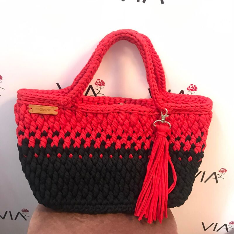 Kézzel készített piros fekete horgolt táska rojttal