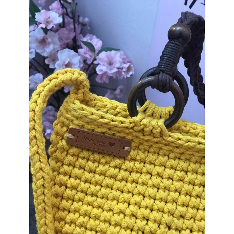 Kézzel készített sárga horgolt táska fonott füllel és vállpánttal