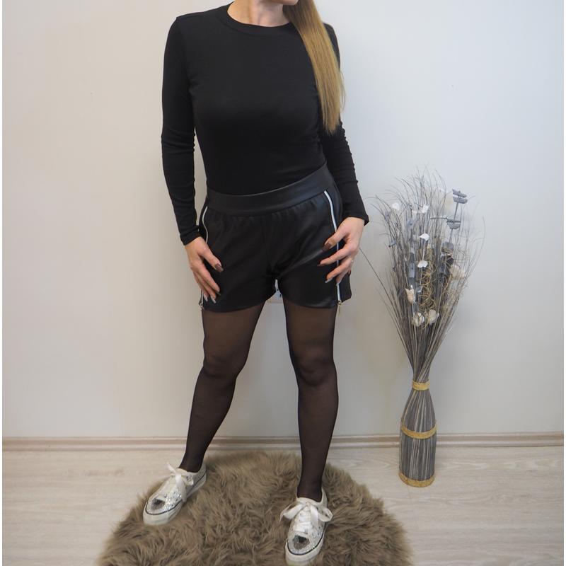 Cipzáros műbőr rövidnadrág