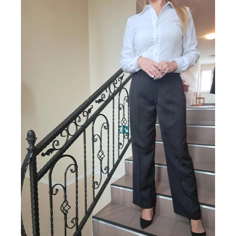 Élre vasalt elegáns fekete nadrág